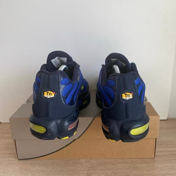 Athletic_Shoes